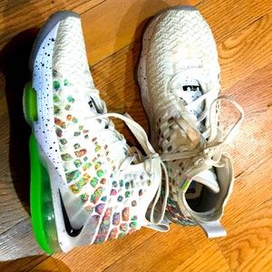 Nike Lebron 17 Youth Basketball Shoes, size 5